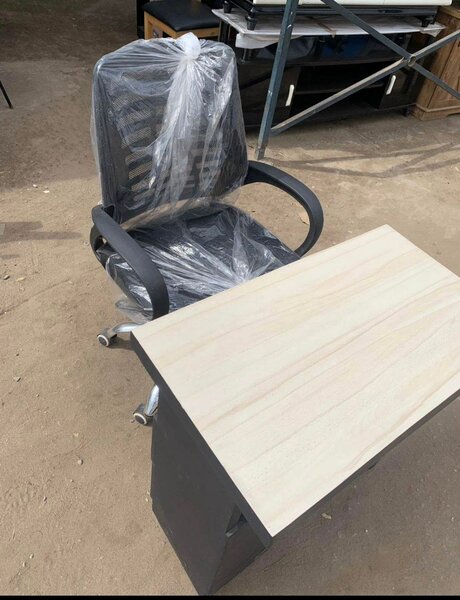 Bureau compact avec chaise pivotante