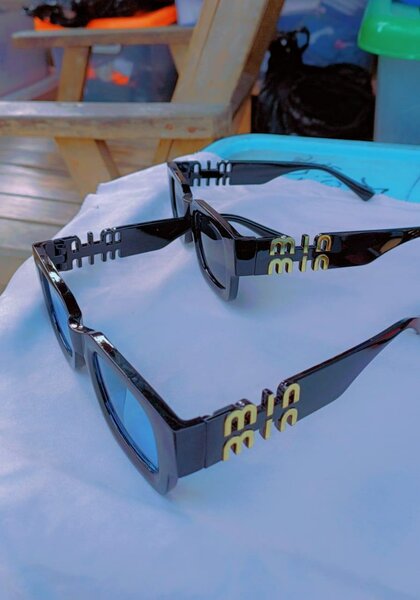 Lunettes de soleil avec logo 818