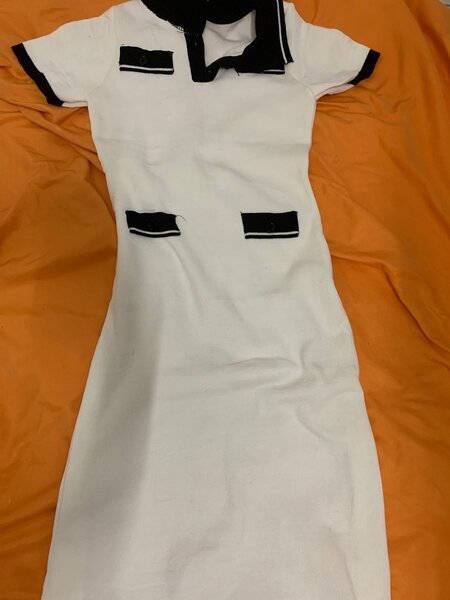Robe élégante à col noir