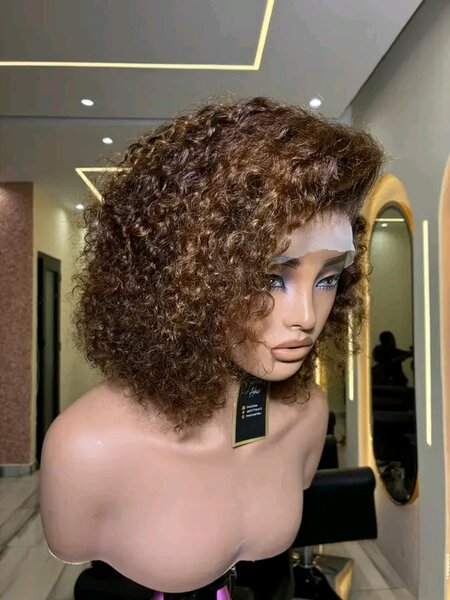 Perruque bouclée naturelle