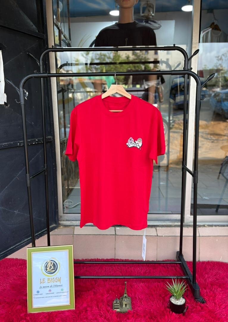 T-shirt rouge à motif urbain