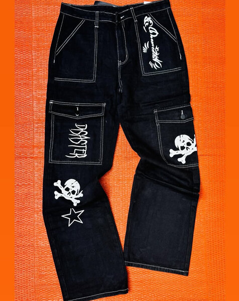 Pantalon noir avec motifs crâne