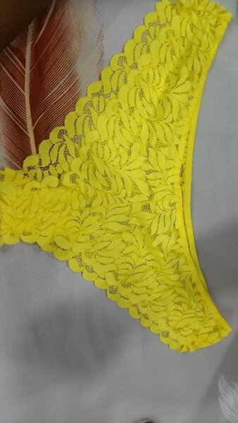 Culotte en dentelle jaune