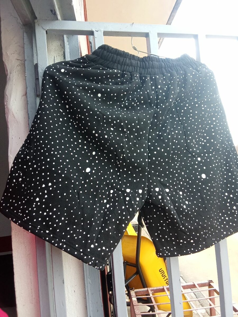 Shorts noirs à pois blancs tendance