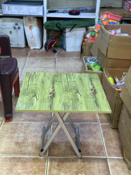 Table pliante en bois compact