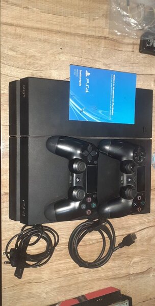 Console de jeux PS4 avec manette