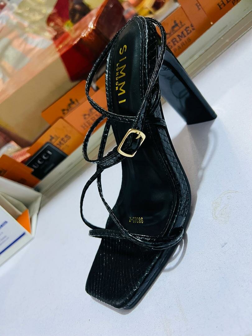 Sandales à talons dorées