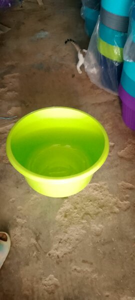 Bassine en plastique colorée