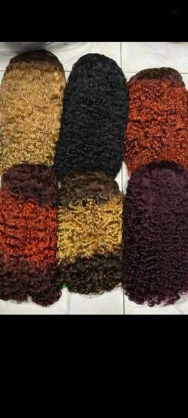 Perruques bouclées colorées