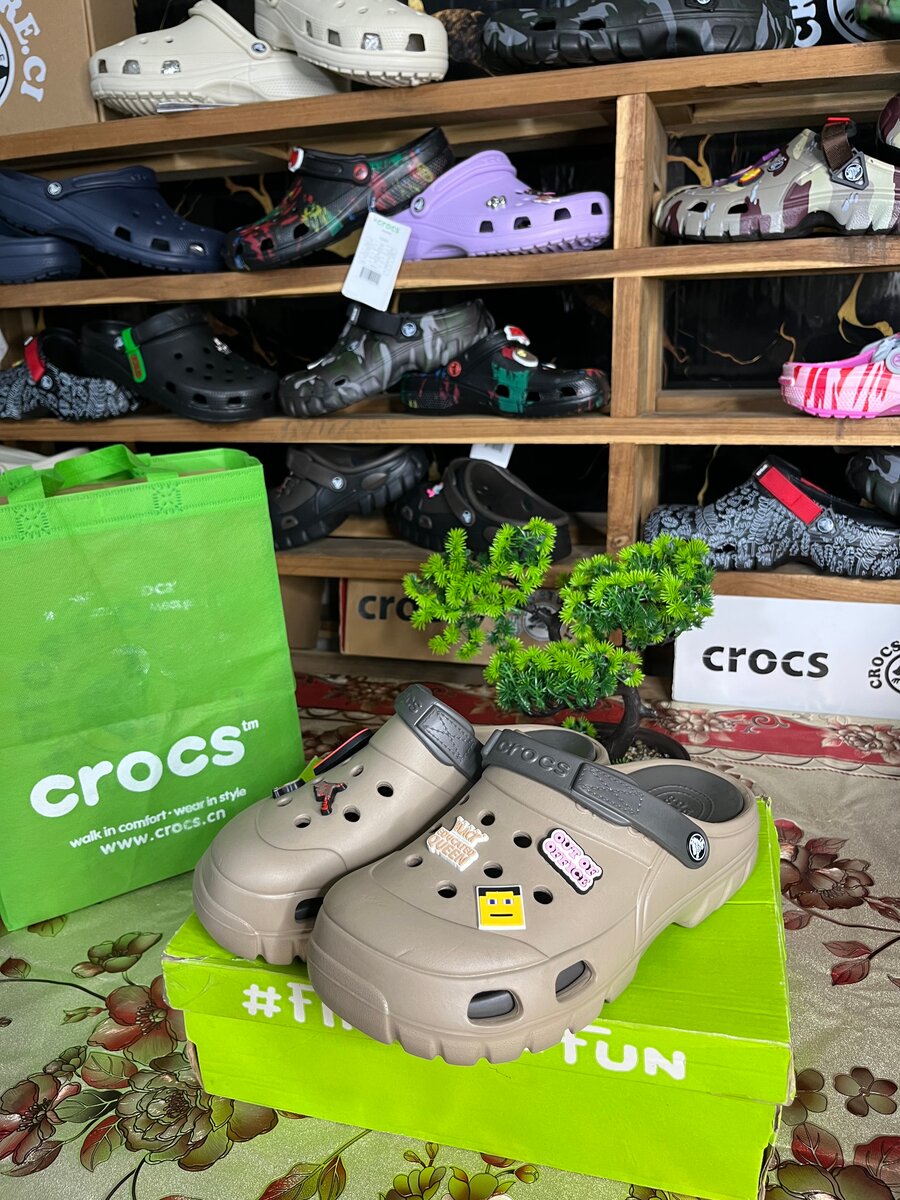 NOUVEAU CROCS FIFTY