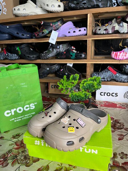 NOUVEAU CROCS FIFTY