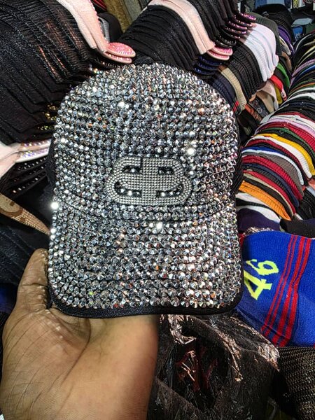 Casquette strass étincelante