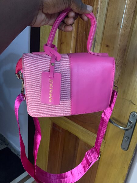 Sac bandoulière rose chic