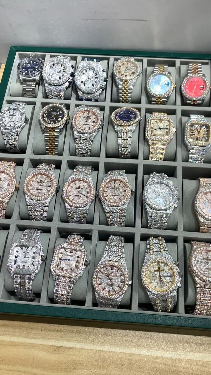 Montre de luxe strassée