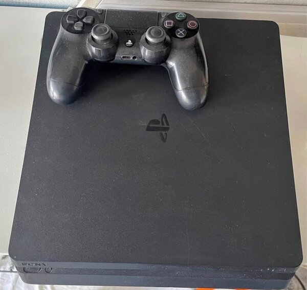 Console PS4 Slim avec manettes