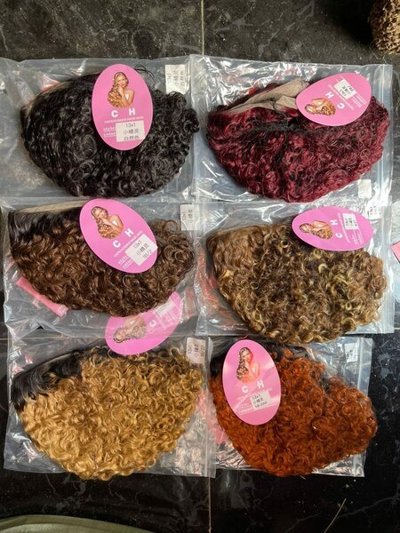 Perruque bouclée en fibre synthétique