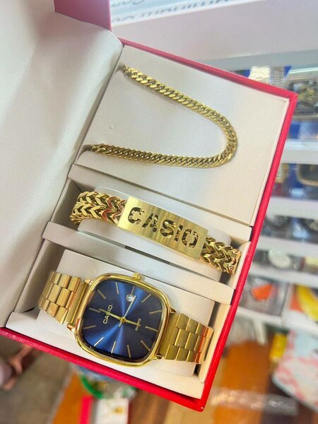 Montre CASIO en or avec bracelet