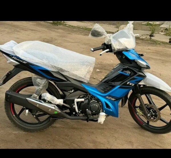 TVS Moped - rouge, noir & bleu