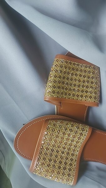 Sandales en cuir perlées