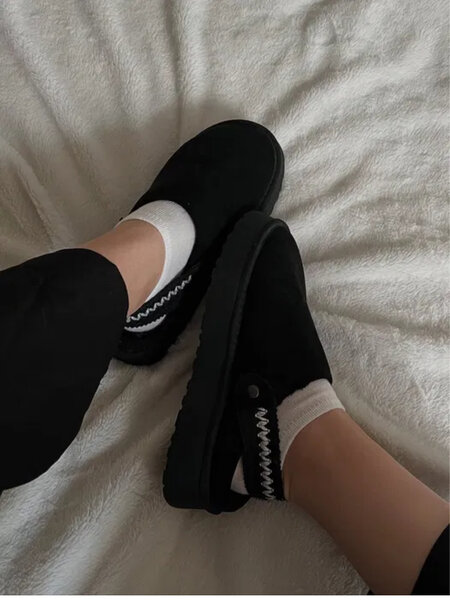 Bottes UGG en cuir noir pour femme