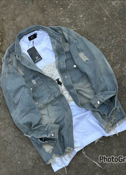 Veste en jean déchirée