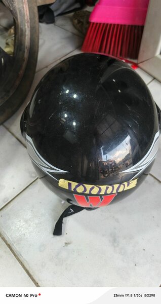 Casque moto noir élégant
