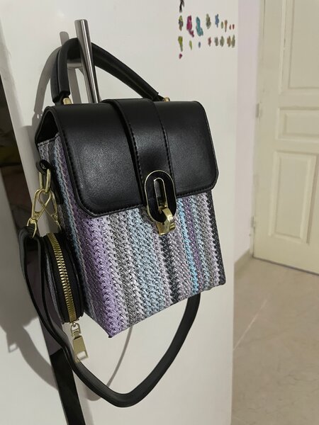 Sac à main en cuir marron avec motif