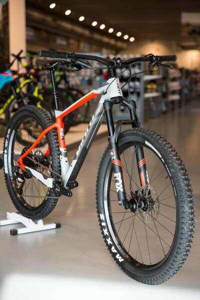 VTT tout suspendu noir et orange