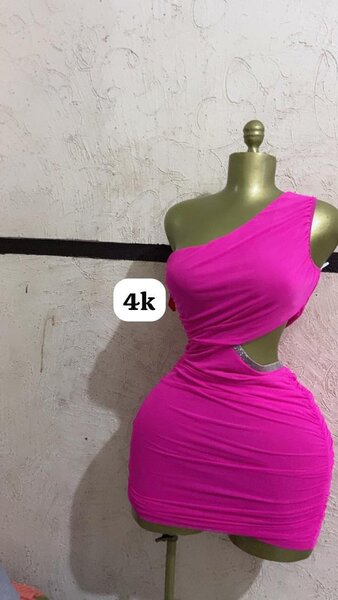 Robe moulante asymétrique