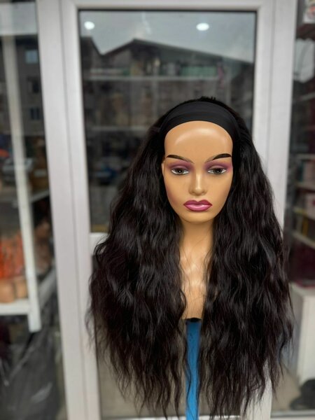 Perruque noire ondulée avec bandeau