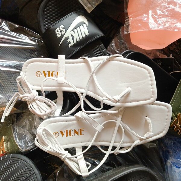 Sandales blanches en cuir