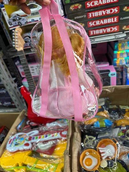 Poupée en sac à dos rose