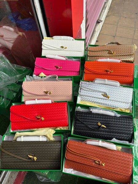 Pochette élégante en cuir