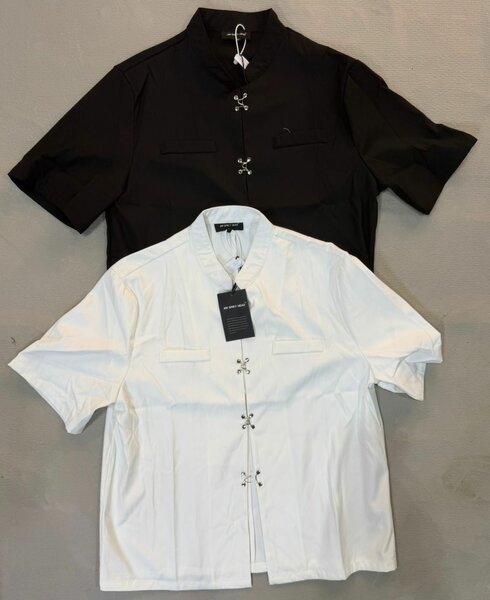 Chemise élégante pour femme, noire et blanche