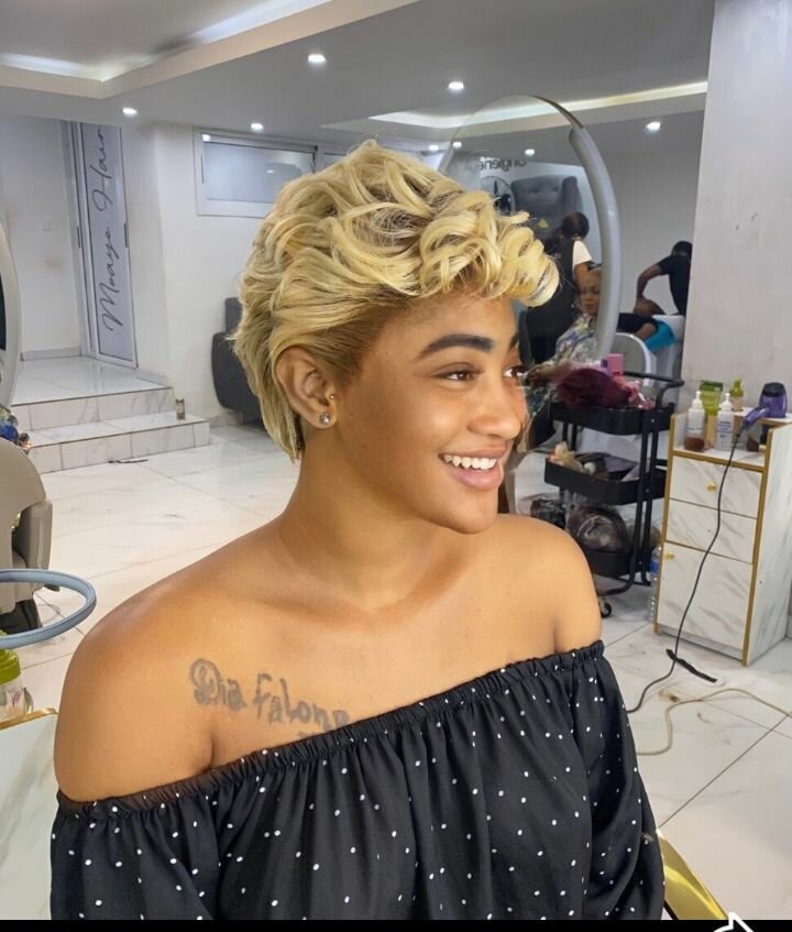 Perruque blonde chic