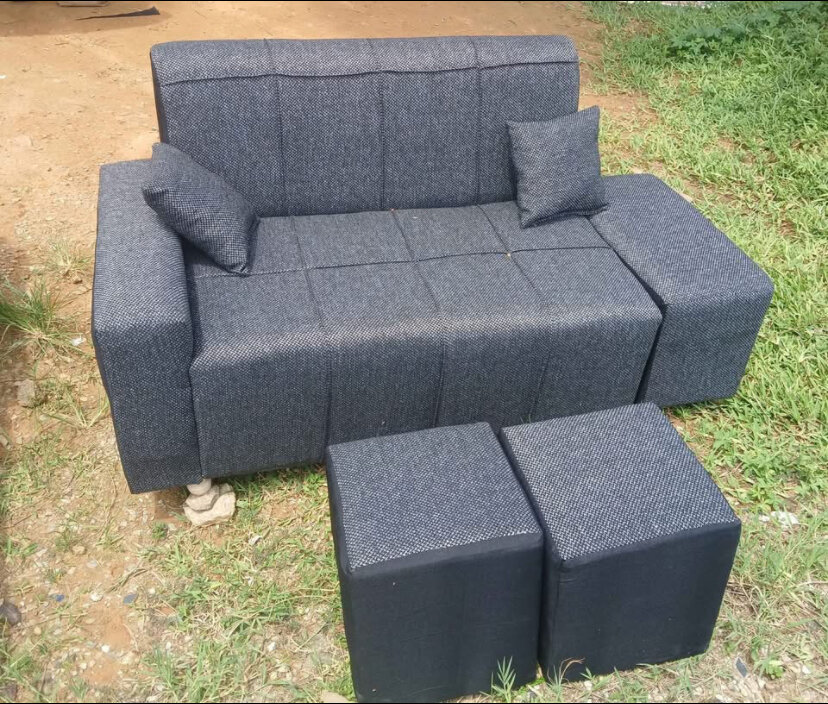 Canapé moderne avec poufs