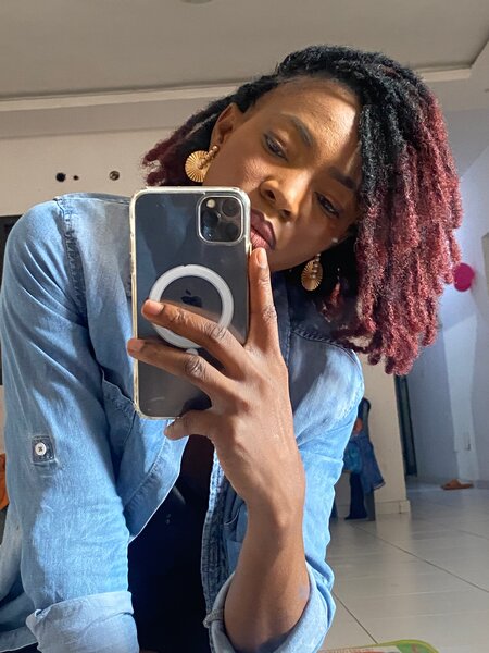 Cheveux bouclés locs bordeaux