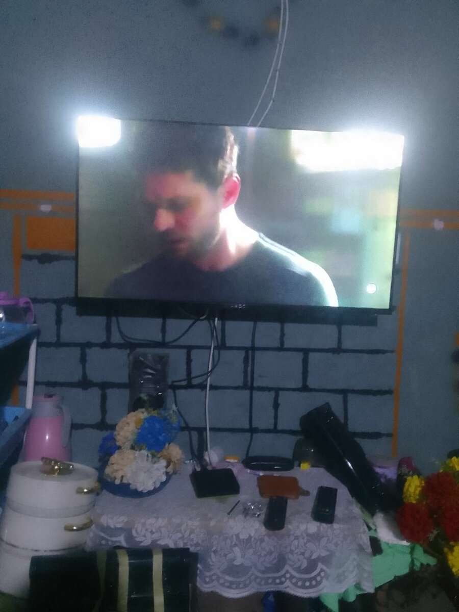 Télévision HD à écran plat