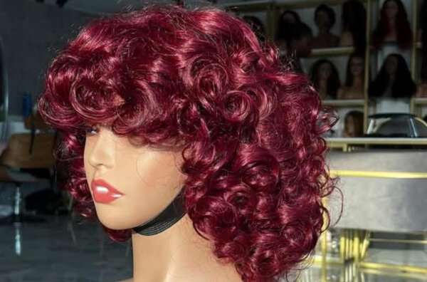 Perruque bouclée bordeaux