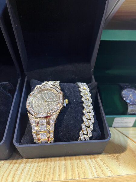 Montre de luxe étincelante