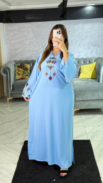 Caftan marocain bleu brodé pour femmes