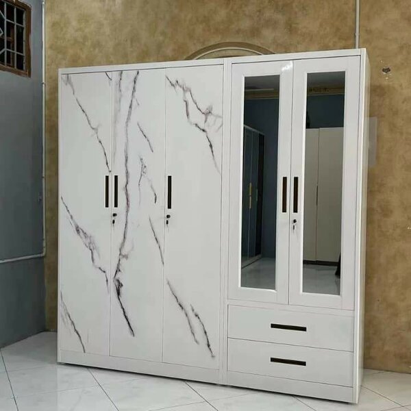 Armoire moderne avec miroir