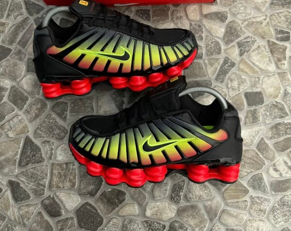 Chaussures de sport futuristes