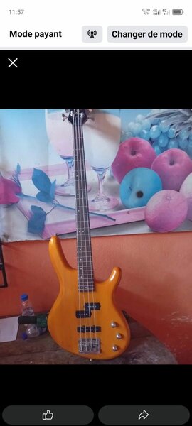 Guitare basse en bois naturel