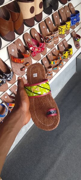 Sandales artisanales colorées