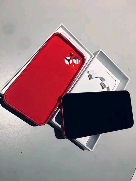 iPhone rouge avec coque