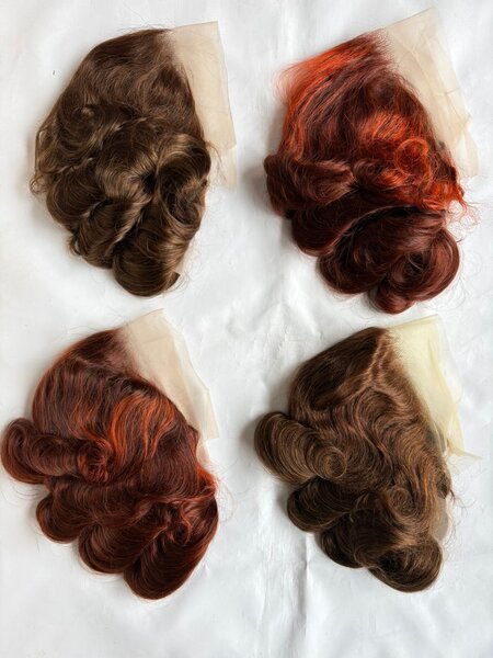 Perruques en dentelle bouclées