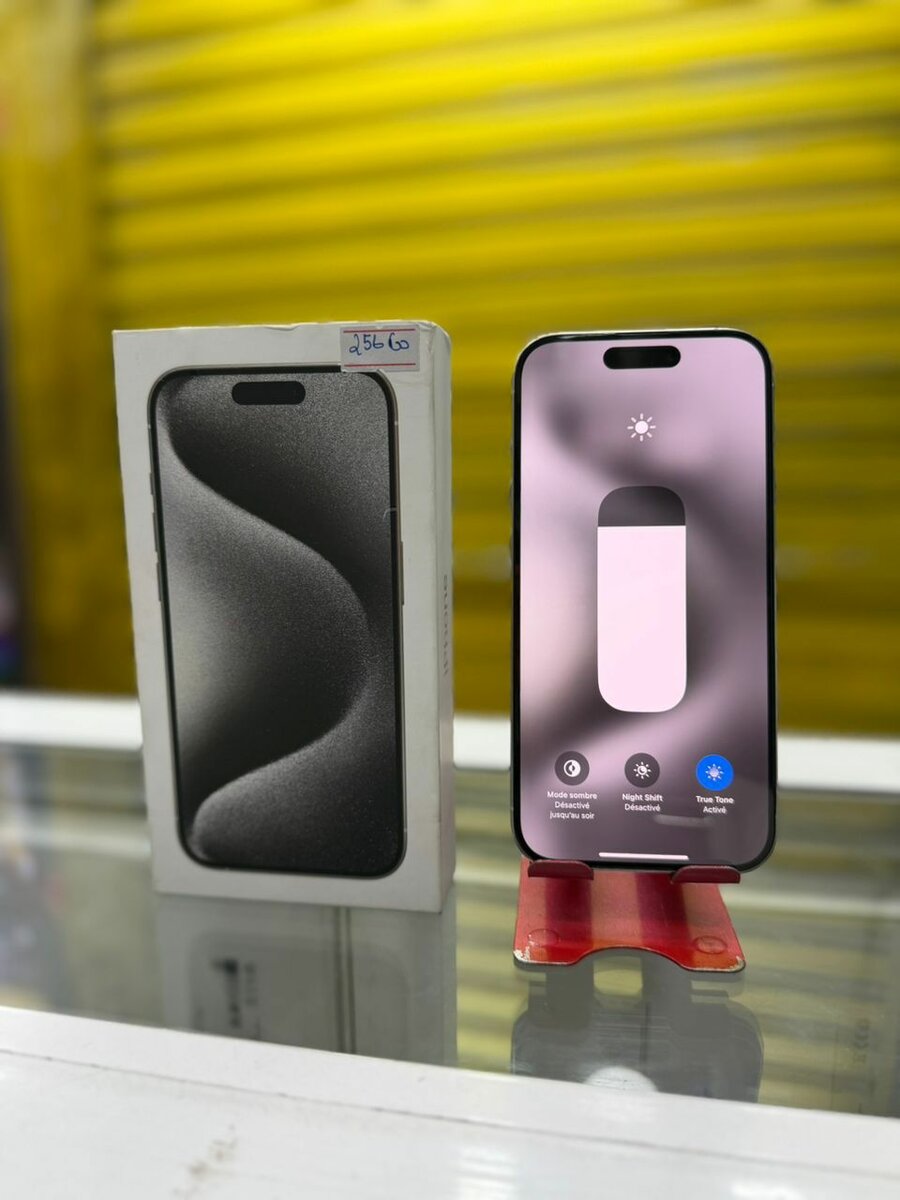 iPhone 15 pro 256 giga et 2puc