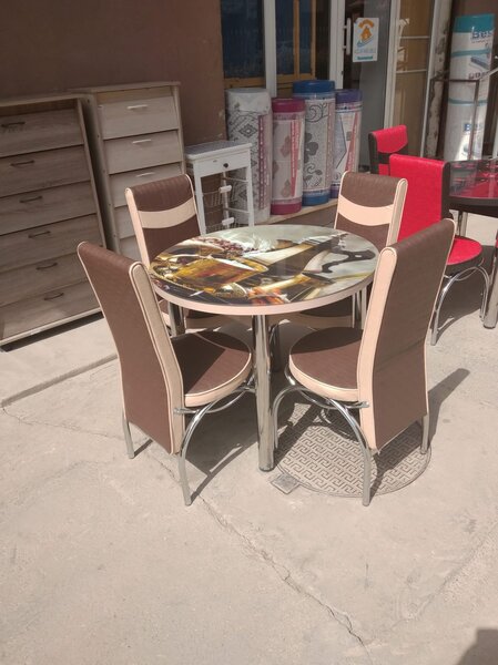 Table ronde avec 4 chaises