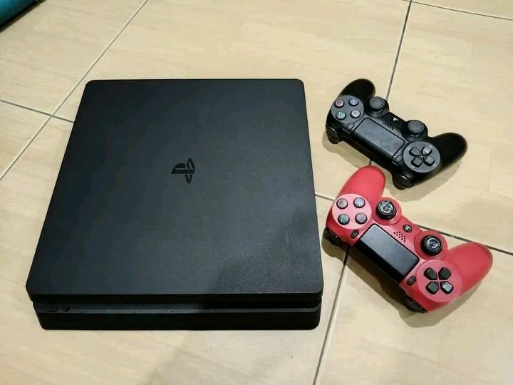 Console PS4 Slim avec Manettes
